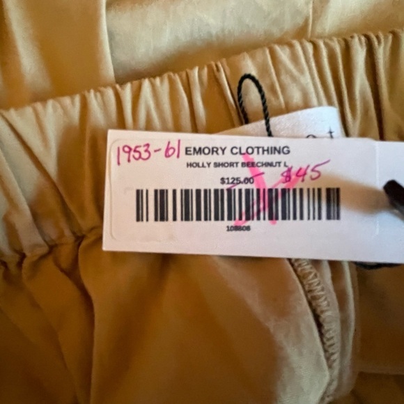 NWT Velvet by Graham & Spencer “Holly” shorts - Picture 4 of 7